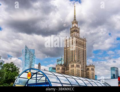 Entrée du métro à la place Patelnia à Varsovie. Palais de la culture et de la Science et gratte-ciel Złota 44 visibles en arrière-plan. Banque D'Images