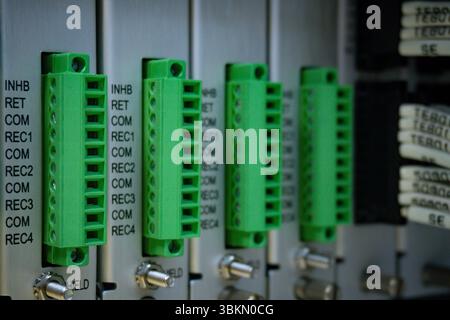 Rangée de connecteurs verts portant les lettres REC. Il y a quatre connecteurs dans la rangée Banque D'Images