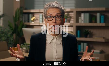 Problème d'affaires en colère parler négatif parler fou furieux argumenter parler à la caméra appel vidéo caucasien senior femme d'affaires d'âge moyen mature Banque D'Images
