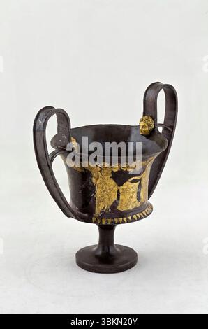 Argent partiellement doré, fin du Ve siècle av. J.-C.. Scène montrant le sacrifice d'un bélier. Banque D'Images