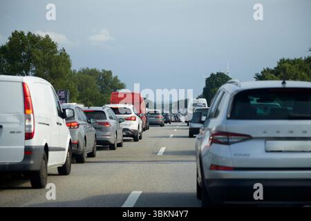Hambourg, Hambourg, Allemagne, 2025 06 18, embouteillage sur une autoroute, voitures construisant une voie d'urgence Banque D'Images