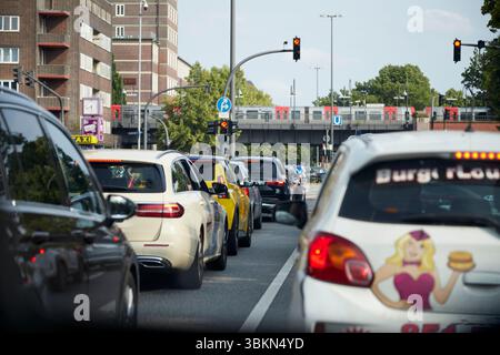 Hambourg, Hambourg, Allemagne, 2025 06 18, embouteillage dans la ville Banque D'Images