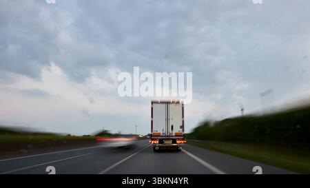 Hambourg, Hambourg, Allemagne, 2025 06 18, flou de mouvement abstrait tiré de voitures et de camions sur une autoroute Banque D'Images