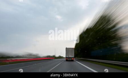 Hambourg, Hambourg, Allemagne, 2025 06 18, flou de mouvement abstrait tiré de voitures et de camions sur une autoroute Banque D'Images
