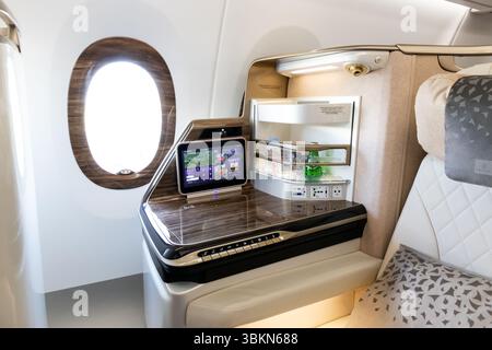 Sièges en classe affaires dans les Airbus A350 d'Emirates au salon de l'aéronautique de Paris. Le Bourget, France - 17 juin 2025 Banque D'Images