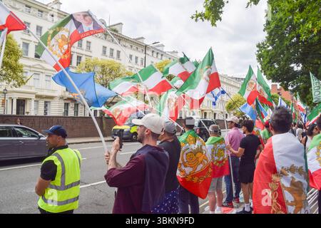 Londres, Royaume-Uni. 22 juin 2025. Des manifestants pro-monarchiques portant des drapeaux iraniens pré-révolutionnaires se rassemblent devant l'ambassade d'Iran pour protester contre la République islamique et soutenir Reza Pahlavi, le prince héritier d'Iran, alors que les États-Unis et Israël attaquent des cibles en Iran. Crédit : Vuk Valcic/Alamy Live News Banque D'Images