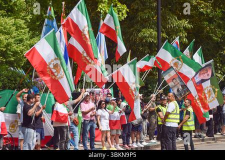 Londres, Royaume-Uni. 22 juin 2025. Des manifestants pro-monarchiques portant des drapeaux iraniens pré-révolutionnaires se rassemblent devant l'ambassade d'Iran pour protester contre la République islamique et soutenir Reza Pahlavi, le prince héritier d'Iran, alors que les États-Unis et Israël attaquent des cibles en Iran. Crédit : Vuk Valcic/Alamy Live News Banque D'Images