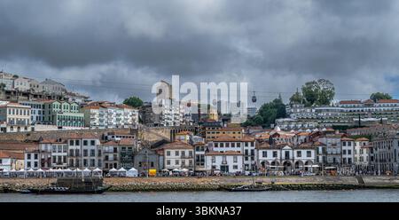Vila Nova de Gaia et téléphérique vu de l'autre côté du fleuve Douro du côté Ribeira de Porto. Banque D'Images