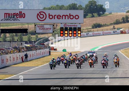 Mugello, Italie. 22 juin 2025. Départ du Grand Prix Moto2 d'Italie le 22 juin 2025 au Mugello circuit, Italie lors du Gran Premio d'Italia Brembo - Moto2 et Moto3 Race, Championnat du monde MotoGP à Mugello, Italie, 22 juin 2025 crédit : Agence photo indépendante/Alamy Live News Banque D'Images