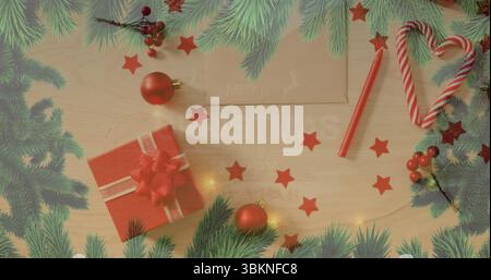 Affichage plat avec enveloppe de papier kraft, boîte cadeau rouge, coeur de canne de bonbons sur la table en bois Banque D'Images