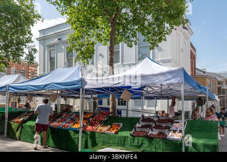 Jour de marché à Basingstoke, un étal de fruits et légumes sur la place du marché en face de la mairie, Hampshire, Angleterre, Royaume-Uni Banque D'Images