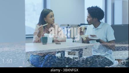 Discuter avec des collègues mangeant le déjeuner dans la salle de pause du bureau, avec boîte à emporter, baguettes et fourchette Banque D'Images