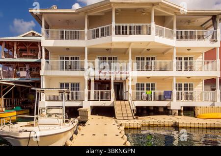 Bocas del Toro, Panama, 18 mai 2014 : Docks couleur et rêves nuageux : attente dans la pause tropicale Banque D'Images