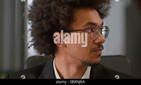 Portrait pensif pensif homme afro-américain réfléchi hommes d'affaires rêvant visage dans des lunettes regardant loin contempler homme d'affaires pense idées pensées Banque D'Images