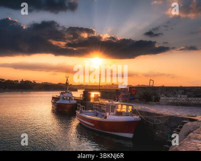 Coucher de soleil solstice d'été sur Rush Harbour avec la marée Banque D'Images