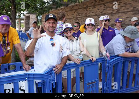 Omaha, ne, États-Unis. 22 juin 2025. Certains fans de la LSU attendent l'arrivée de l'équipe avant le match 2 de la NCAA Men's College World Series entre Coastal Carolina University Chanticleers et les LSU Tigers au Charles Schwab Field Omaha à Omaha, au Nebraska. Jonathan Mailhes/CSM/Alamy Live News Banque D'Images