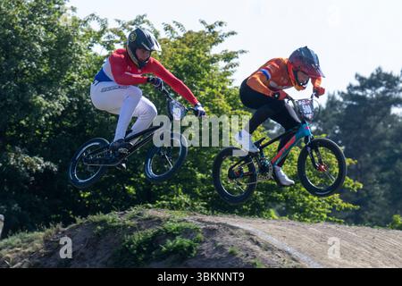 PAPENDAL, PAYS-BAS - 21 JUIN : 500 Jason Noordam pays-Bas, 545 Casper Pipers pays-Bas lors de la Coupe du monde UCI BMX Racing 2025 au BMX Olympic Center le 21 juin 2025 à Papendal, pays-Bas. (Photo de Edwin Blaauwbroek/Orange Pictures) Banque D'Images