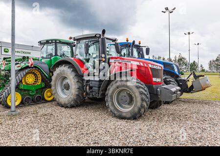 Tracteur agricole Massey Ferguson garé sur le terrain de la concession rurale. Kaunas, Lituanie, 19 juin 2025 Banque D'Images