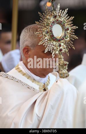 Rome, Italie. 22 juin 2025. Rome, Italie 22 juin 2025 : le pape Léon XIV lors de la procession du Corpus Christi de la basilique San Giovanni à la basilique Santa Maria Maggiore à Rome. Crédit : Agence photo indépendante/Alamy Live News Banque D'Images