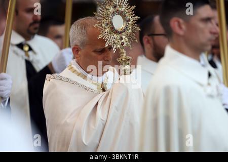 Rome, Italie. 22 juin 2025. Rome, Italie 22 juin 2025 : le pape Léon XIV lors de la procession du Corpus Christi de la basilique San Giovanni à la basilique Santa Maria Maggiore à Rome. Crédit : Agence photo indépendante/Alamy Live News Banque D'Images