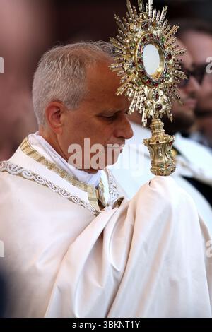 Rome, Italie. 22 juin 2025. Rome, Italie 22 juin 2025 : le pape Léon XIV lors de la procession du Corpus Christi de la basilique San Giovanni à la basilique Santa Maria Maggiore à Rome. Crédit : Agence photo indépendante/Alamy Live News Banque D'Images