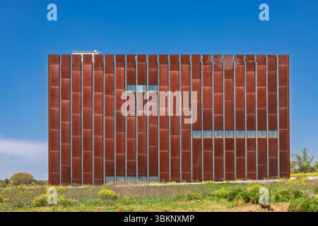 Le musée Troy de Canakkale, en Turquie, présente une façade moderne en acier résistant aux intempéries avec des panneaux verticaux rouillés, conçus pour ressembler à un tr archéologique Banque D'Images