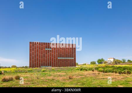 Le musée Troy de Canakkale, en Turquie, présente une façade moderne en acier résistant aux intempéries avec des panneaux verticaux rouillés, conçus pour ressembler à un tr archéologique Banque D'Images