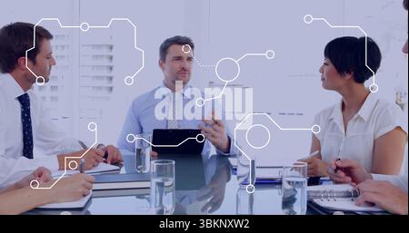 Présentation professionnelle d'affaires tenant la tablette et parlant dans la salle de conférence, avec des graphismes technologiques Banque D'Images