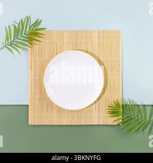 Assiette vide sur tapis nature avec feuilles de palmier Banque D'Images