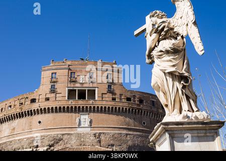 Castel Sant'Angelo (Mausolée d'Hadrien), Rome, avec Archange Michel Ange sculpture de Gianlorenzo Bernini, vue du Ponte Sant'Angelo. Banque D'Images