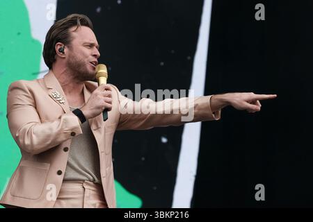 Newport, Royaume-Uni. 22 juin 2025. Chanteur anglais, auteur-compositeur et personnalité de la télévision, Oliver Stanley murs, connu professionnellement sous le nom d'Olly murs, se produisant sur scène au Festival de l'île de Wight. Olly participe à la saison six de The X Factor en 2009, où il termine finaliste. Crédit : SOPA images Limited/Alamy Live News Banque D'Images