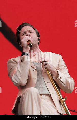 Newport, Royaume-Uni. 22 juin 2025. Chanteur anglais, auteur-compositeur et personnalité de la télévision, Oliver Stanley murs, connu professionnellement sous le nom d'Olly murs, se produisant sur scène au Festival de l'île de Wight. Olly participe à la saison six de The X Factor en 2009, où il termine finaliste. Crédit : SOPA images Limited/Alamy Live News Banque D'Images
