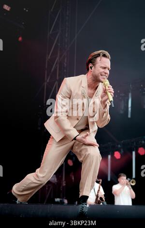 Newport, Royaume-Uni. 22 juin 2025. Chanteur anglais, auteur-compositeur et personnalité de la télévision, Oliver Stanley murs, connu professionnellement sous le nom d'Olly murs, se produisant sur scène au Festival de l'île de Wight. Olly participe à la saison six de The X Factor en 2009, où il termine finaliste. Crédit : SOPA images Limited/Alamy Live News Banque D'Images