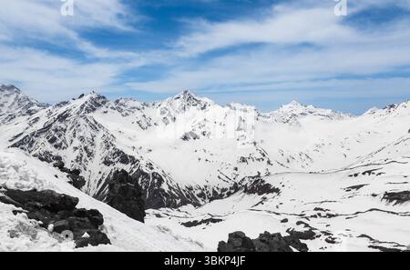 Montagnes du Caucase enneigées, vue panoramique depuis le mont Elbrus Banque D'Images