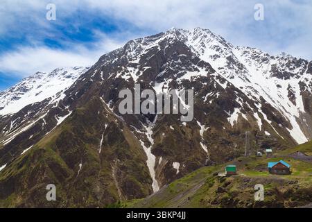 Paysage de montagne au printemps, avec de petits bâtiments au pied de la montagne Banque D'Images
