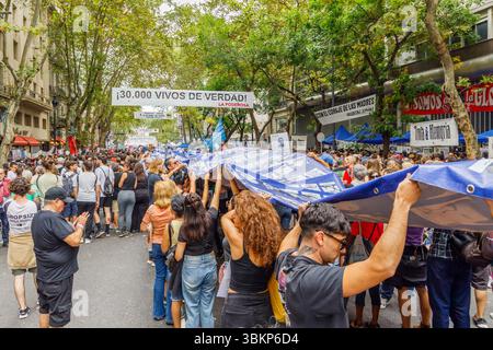 Buenos Aires, Argentine - 24 mars 2025 : manifestation pour le jour du souvenir dans la ville de Buenos Aires. Banque D'Images