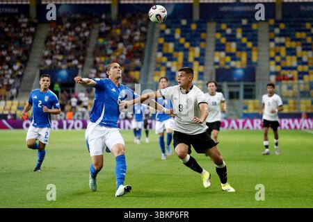 22 juin 2025, Slovaquie, Dunajská Streda : soccer, U21 hommes, Championnat d'Europe, Allemagne - Italie, finale, quart de finale, l'Allemand Nicolo Tresoldi (R) et l'Italien Daniele Ghilardi se battent pour le ballon. Photo : Branislav Racko/dpa Banque D'Images