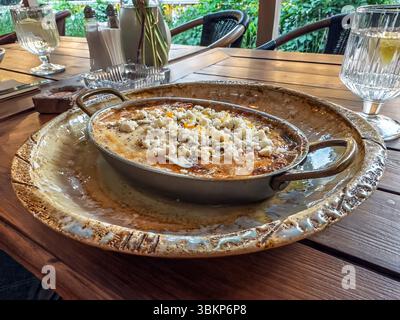 Cuisine méditerranéenne traditionnelle : délicieuse moussaka grecque traditionnelle avec viande hachée de bœuf, aubergines et sauce béchamel.plat chaud avec feta émiettée Banque D'Images