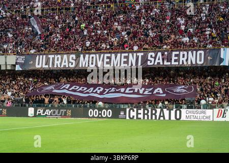 Salerne, Italie. 22 juin 2025. Les supporters de l'US Salernitana lors du match de la Serie B Play-Out Step 2 entre l'US Salernitana et l'UC Sampdoria au Stadio Arechi le 22 juin 2025 à Salerne, en Italie. Crédit : Giuseppe Maffia/Alamy Live News Banque D'Images