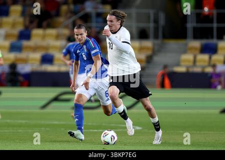 22 juin 2025, Slovaquie, Dunajská Streda : soccer, U21 hommes, Championnat d'Europe, Allemagne - Italie, finale ronde, quart de finale, l'Allemand Nick Woltemade (R) et l'Italien Daniele Ghilardi se battent pour le ballon. Photo : Branislav Racko/dpa Banque D'Images