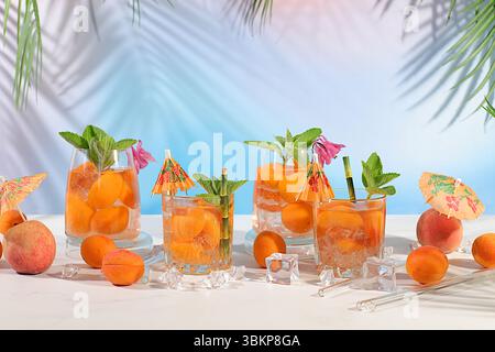Recette rafraîchissante de boisson estivale. Limonade maison froide, jus ou cocktail à la menthe, abricots, pêches et agrumes, régime détox et perte de poids c Banque D'Images