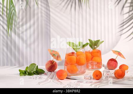 Recette rafraîchissante de boisson estivale. Limonade maison froide, jus ou cocktail à la menthe, abricots, pêches et agrumes, régime détox et perte de poids c Banque D'Images
