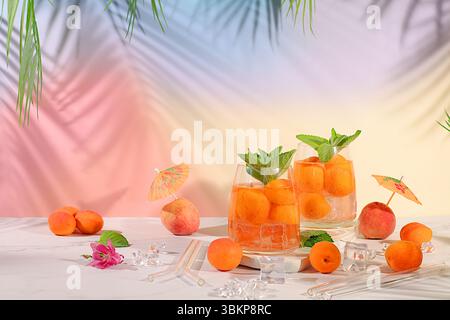 Recette rafraîchissante de boisson estivale. Limonade maison froide, jus ou cocktail à la menthe, abricots, pêches et agrumes, régime détox et perte de poids c Banque D'Images