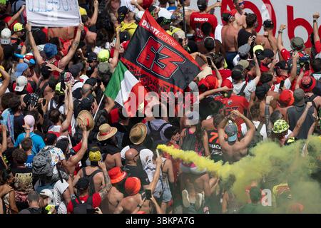 Mugello, Italie. 22 juin 2025. Les fans de Pecco Bagnia lors du Grand Premio d'Italia Brembo 2025, GP d'Italie, sur le circuit du Mugello, du 20 au 22 juin, en Italie - photo Studio Milagro/DPPI crédit : DPPI Media/Alamy Live News Banque D'Images