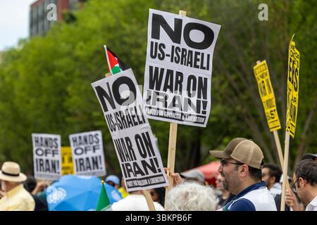 Washington, District de Columbia, États-Unis. 22 juin 2025. 22 juin 2025 - Washington, District de Columbia, Etats-Unis - les manifestants se rassemblent contre l'implication des Etats-Unis dans une guerre avec l'Iran le dimanche 22 juin 2025, à la Maison Blanche à Washington. La manifestation était en réponse aux frappes américaines de la veille sur trois sites nucléaires en Iran'''' Fordo, Natanz et Ispahan. (Crédit image : © Eric Kayne/ZUMA Press Wire) USAGE ÉDITORIAL SEULEMENT ! Non destiné à UN USAGE commercial ! Crédit : ZUMA Press, Inc/Alamy Live News Banque D'Images