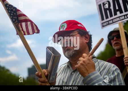 Washington, États-Unis. 22 juin 2025. Les gens se rassemblent pour manifester contre la guerre avec l’Iran devant la Maison Blanche à Washington, DC le dimanche 22 juin 2025. Hier, l'armée américaine a mené des frappes aériennes de nuit sur trois sites nucléaires iraniens, rejoignant ainsi les frappes continues d'Israël sur le pays. Photo de Bonnie Cash/UPI crédit : UPI/Alamy Live News Banque D'Images