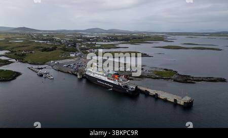 Le Caledonian MacBrayne Ferry MV Hebrides a accosté à Lochmaddy, North Uist, Hébrides extérieures, Écosse. Banque D'Images