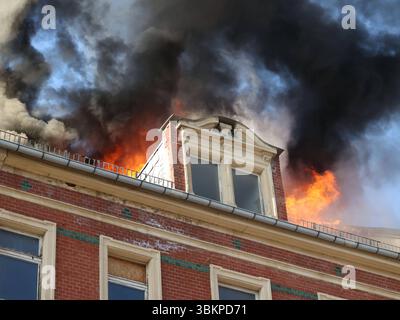 Dachstuhlbrand 21.06.2025, Chemnitz, Sonnenberg, Brand am Samstag wurde die Feuerwehr gegen 18,00 Uhr in Chemnitz zur Zietenstraße/Sonnenstraße gerufen. Dort War in einem Abrisshaus im Dachbereich ein Brand ausgebrochen. BEI Eintreffen der Feuerwehr schlugen große Flammen aus dem Dach. Chemnitz Sachsen BRD *** incendie de treillis de toit 21 06 2025, Chemnitz, Sonnenberg, incendie samedi, le service des incendies a été appelé à Zietenstraße Sonnenstraße à Chemnitz vers 18 heures Un incendie s'était déclaré dans la zone du toit d'une maison démolie lorsque le service des incendies est arrivé, de grandes flammes tiraient hors de la maison Banque D'Images