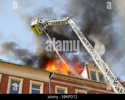 Dachstuhlbrand 21.06.2025, Chemnitz, Sonnenberg, Brand am Samstag wurde die Feuerwehr gegen 18,00 Uhr in Chemnitz zur Zietenstraße/Sonnenstraße gerufen. Dort War in einem Abrisshaus im Dachbereich ein Brand ausgebrochen. BEI Eintreffen der Feuerwehr schlugen große Flammen aus dem Dach. Chemnitz Sachsen BRD *** incendie de treillis de toit 21 06 2025, Chemnitz, Sonnenberg, incendie samedi, le service des incendies a été appelé à Zietenstraße Sonnenstraße à Chemnitz vers 18 heures Un incendie s'était déclaré dans la zone du toit d'une maison démolie lorsque le service des incendies est arrivé, de grandes flammes tiraient hors de la maison Banque D'Images