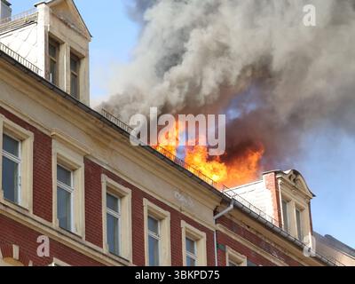 Dachstuhlbrand 21.06.2025, Chemnitz, Sonnenberg, Brand am Samstag wurde die Feuerwehr gegen 18,00 Uhr in Chemnitz zur Zietenstraße/Sonnenstraße gerufen. Dort War in einem Abrisshaus im Dachbereich ein Brand ausgebrochen. BEI Eintreffen der Feuerwehr schlugen große Flammen aus dem Dach. Chemnitz Sachsen BRD *** incendie de treillis de toit 21 06 2025, Chemnitz, Sonnenberg, incendie samedi, le service des incendies a été appelé à Zietenstraße Sonnenstraße à Chemnitz vers 18 heures Un incendie s'était déclaré dans la zone du toit d'une maison démolie lorsque le service des incendies est arrivé, de grandes flammes tiraient hors de la maison Banque D'Images